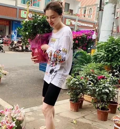 刘翔前妻葛天近照瘦成纸片人,穿人字拖逛菜市超接地气