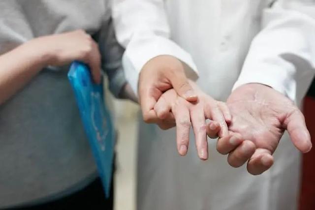 再遇为自己挡刀的患者家属，陶勇医生笑了，网友却想哭