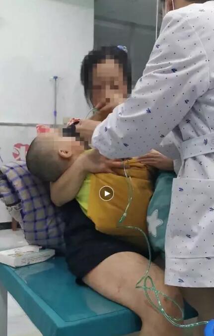 呼吸微弱、翻白眼…长春28个月大孩子吃苹果噎住！危急时刻，好心女邻居做了这事