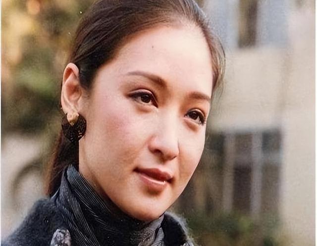 胡因梦用两个字回应112天婚姻,与李敖新婚夜因一杯茶撕碎结婚证