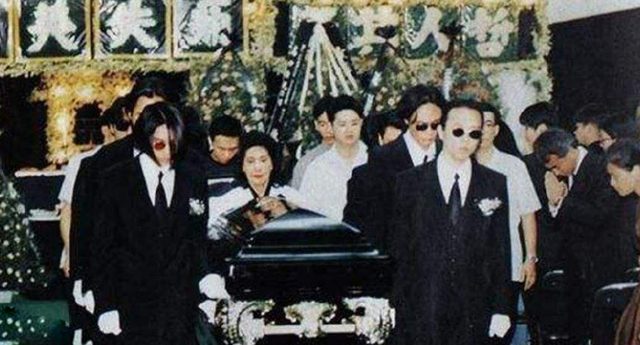 1993年黄家驹去世,在灵堂上痛哭的前女友林楚麒,为何遭到驱赶?