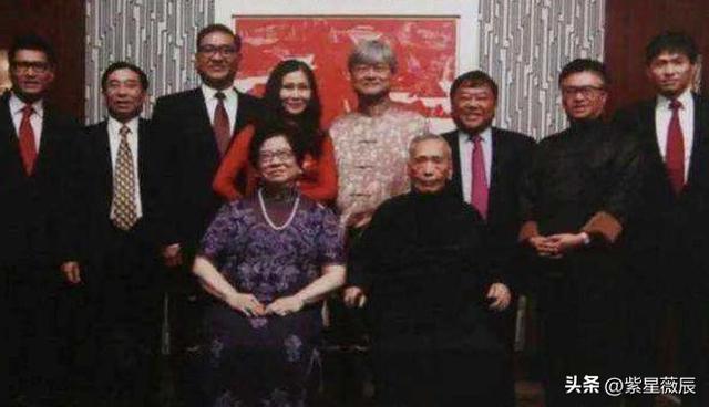 和发妻奋斗20年成香港巨富，妻子不幸遇难后，立马娶了妻妹