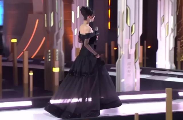 拾光盛典造型：杨幂雍容优雅，迪丽热巴造型敷衍，刘亦菲手臂抢镜