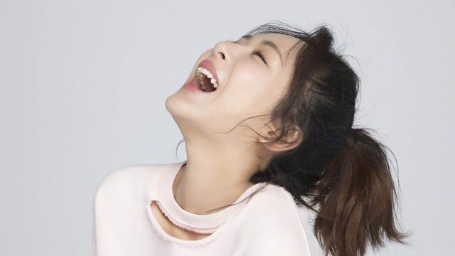杨紫晒父亲旧照，年轻时杨父颜值堪称小鲜肉，这是什么神仙家庭？