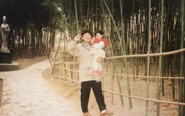 杨紫晒父亲旧照，年轻时杨父颜值堪称小鲜肉，这是什么神仙家庭？