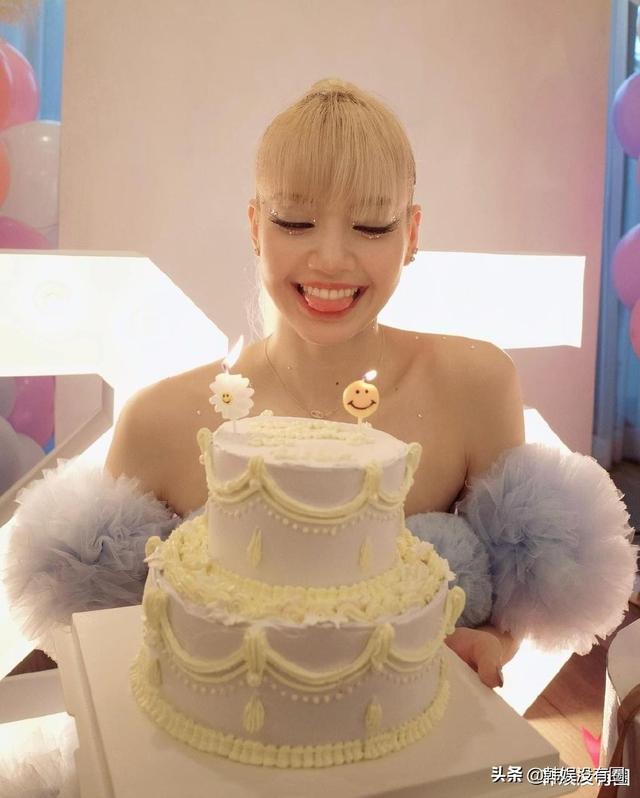 BLACKPINK成员Lisa 25岁生日发福利：大秀细腰长腿、直角肩