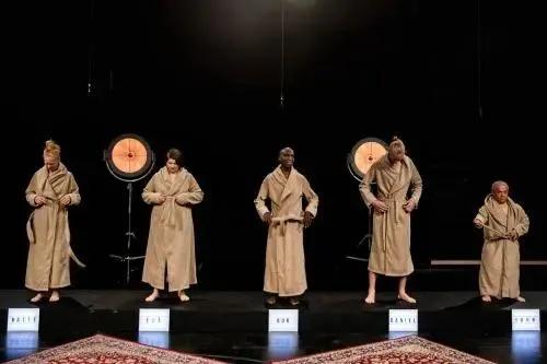 丹麦儿童节目请成人全裸震惊网友；英国却有更大“尺度”电视节目