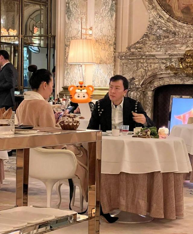 59岁甄子丹低调现身法国,发际线高似秃顶,与老婆吃饭全程无交流