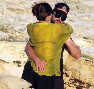 在海滩上(全裸在海滩上沐浴阳光，演员查尔斯·丹斯和小22岁的女友激情四射)