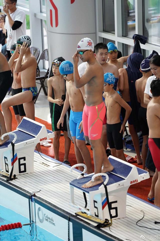 孙悦陪儿子参加游泳比赛,素颜出镜嘴角吓人,12岁儿子太帅了