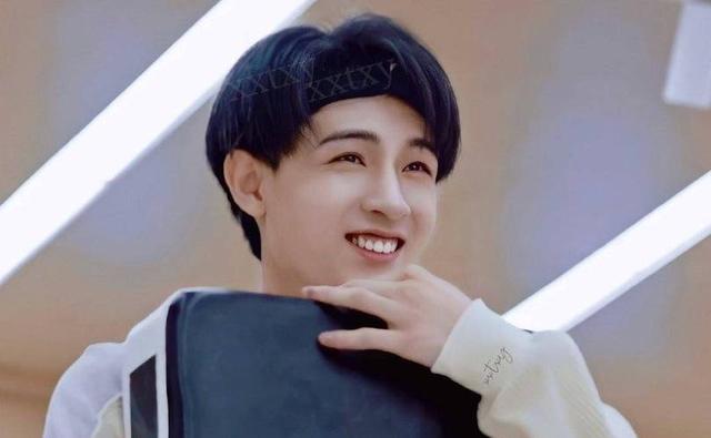 “揭秘秦霄贤家族背景：凯旋地产继承人与神秘姐姐秦瑶”