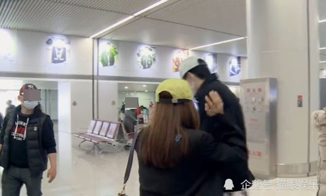好甜!22岁男星现身机场,特意等秦岚一起走?悄悄话打闹超可爱