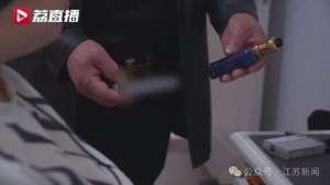 胡菲(儿子抽完“烟”，摇摇晃晃、手还发抖父亲“大义灭亲”拉他去自首……)