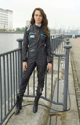 魅巫(28岁卡拉迪瓦伊现身伦敦，黑色单肩短上衣露马甲线，酷飒十足)