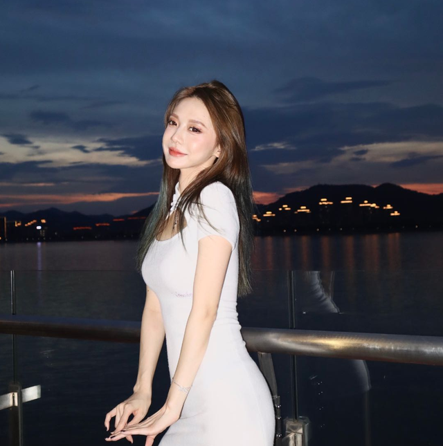 许凯情史又被扒？与前女友大量亲密照流出，镜头前搂腰亲吻撒狗粮