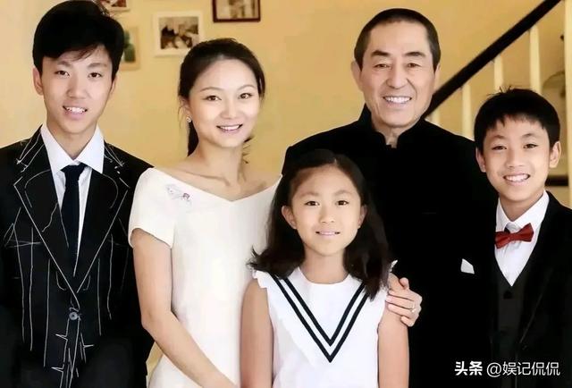 张艺谋带老婆参加名媛舞会，43岁陈婷美出圈，18岁女儿颜值很一般