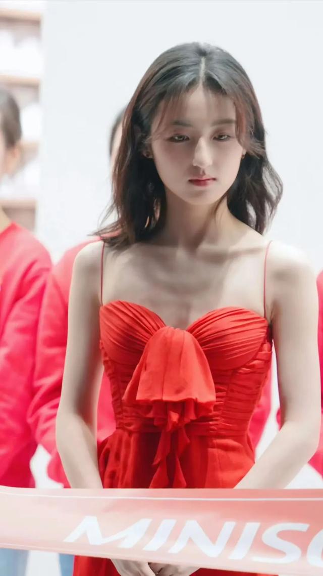 张子枫性感小吊带
