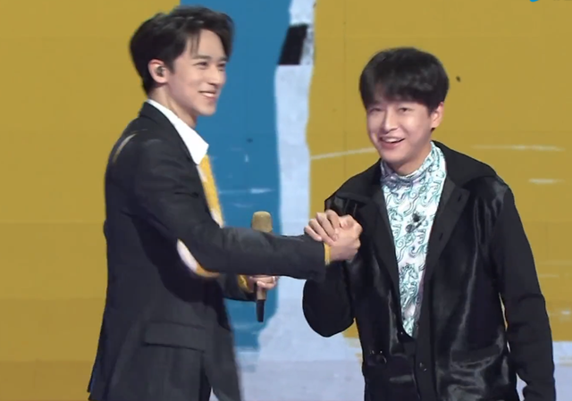 拾光盛典造型：杨幂雍容优雅，迪丽热巴造型敷衍，刘亦菲手臂抢镜