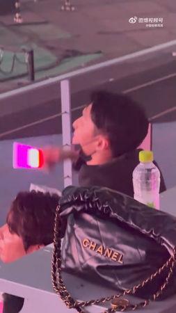 张艺兴现身SM 30周年演唱会！「合体EXO队友」喊：We are one