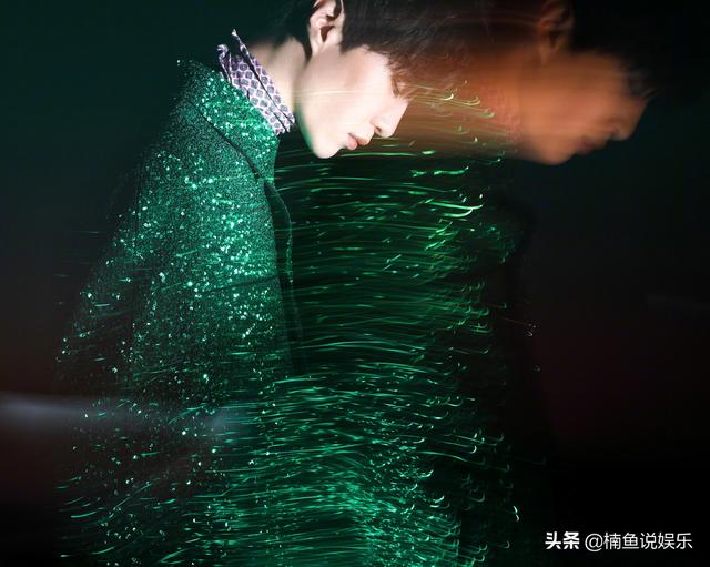 范丞丞不愧是时尚界宠儿，拍写真光影交错，妥妥的暗夜贵公子