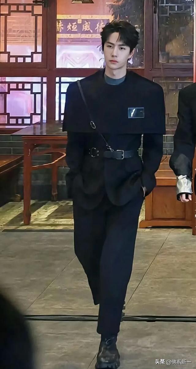 妈呀!内娱又出男“腰精”，将周翊然和王一博放一起差距一目了然