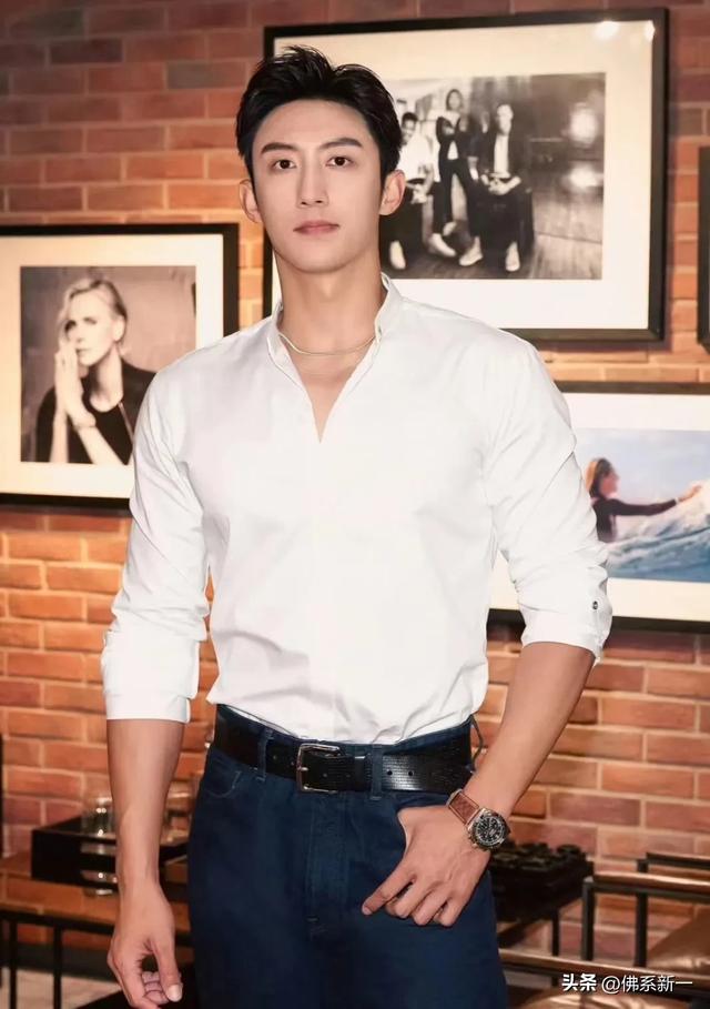 妈呀!内娱又出男“腰精”，将周翊然和王一博放一起差距一目了然