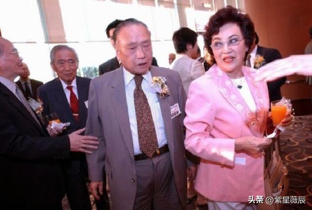 和发妻奋斗20年成香港巨富，妻子不幸遇难后，立马娶了妻妹