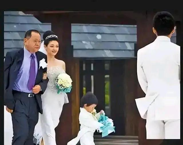 2011年汪姐小菲大S婚礼现场冰岁的她甩掉头纱大步忐向汪小菲