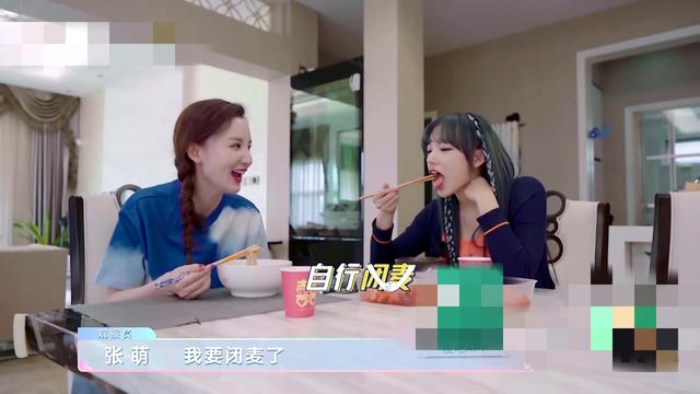 张萌别墅内景曝光，电影房藏老公爱心设计，为环保家里堆满纸箱