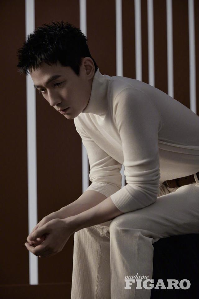 温柔眼眸的凝视 明暗光影交错下的朱一龙