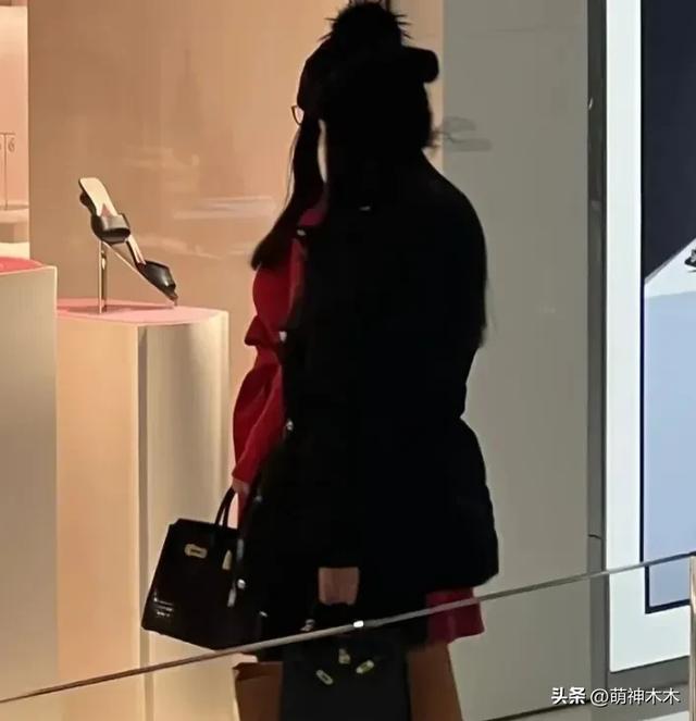 李湘带女儿逛街被偶遇,本人又胖了一圈,戴毛线帽裹大衣被嘲土气