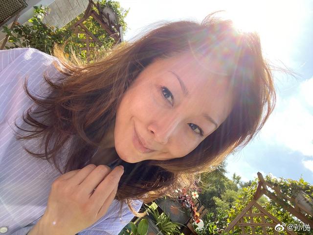 孙悦陪儿子参加游泳比赛,素颜出镜嘴角吓人,12岁儿子太帅了