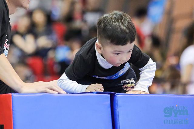 30个月的小娃娃就要独自上场，这场运动会的主角只有一个——勇敢飞跃