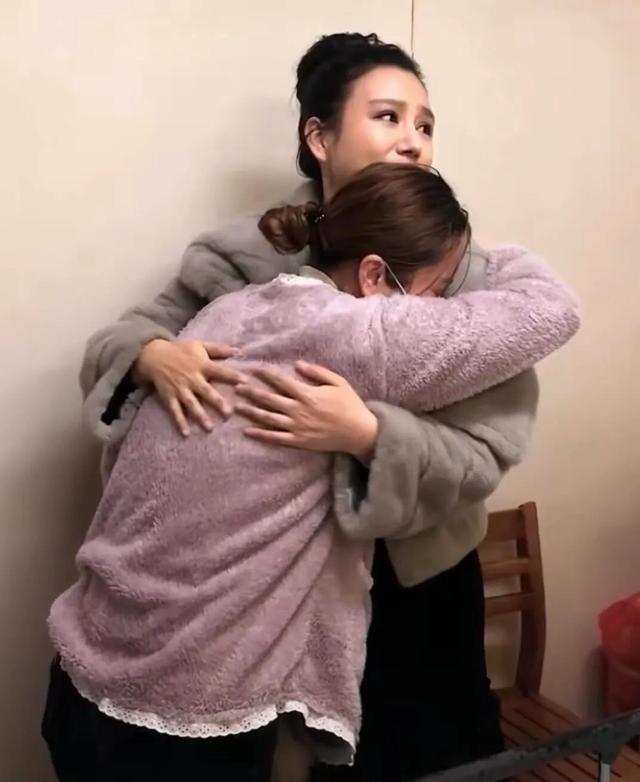 国岳夫妇看望鞭炮炸伤截肢男孩,捐现金20万!水滴筹为何没落了?