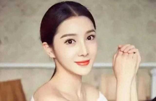 “任娇坠楼事件:揭秘背后的真相与争议”。这个标题概括了