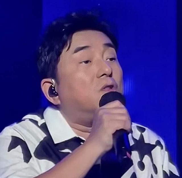 胖到不见脖！香港歌手吕方多次减肥失败，娶富婆妻子老来得女