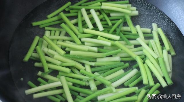 又到了吃蒜苔的季节，教你配上五花肉一起炒，太下饭了