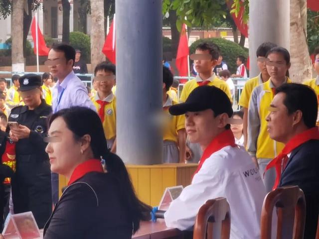 38岁张杰现身小学，戴着红领巾少年感十足，领导贴心让他坐c位