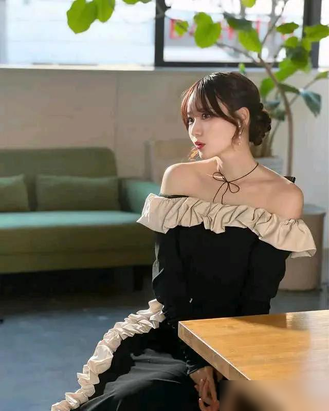 日本超美模特:青花比基尼下的绝美风情