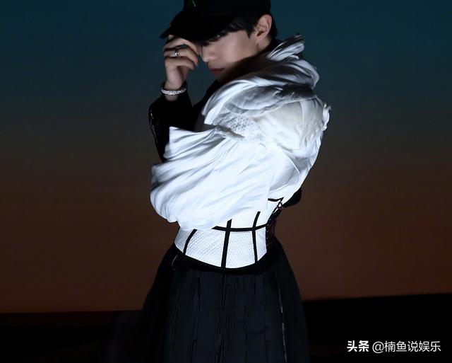 范丞丞不愧是时尚界宠儿，拍写真光影交错，妥妥的暗夜贵公子