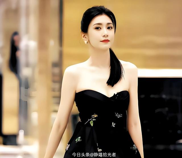 贾静雯绝美图集：49岁冻龄女神性感爆棚，这身材谁顶得住？