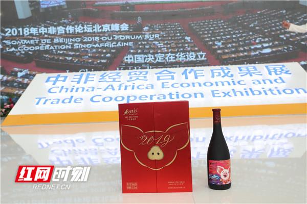 擦出火花!热辣非洲潮女爱上粉可爱香格里拉干红