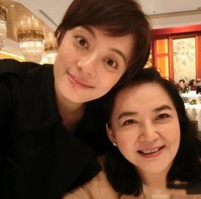 “霸王花”胡慧中:黑帮老大为她金盆洗手,现任老公入狱不离不弃