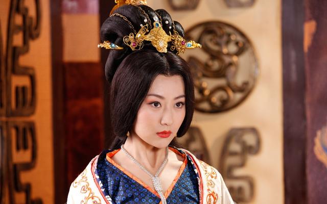 蓝心妍:“三级片” 风暴后,财富如山无人敢近,孤独似海何解?