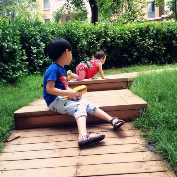 妹妹第一次上幼儿园“爆哭”,遇到亲哥哥,这是实力“宠妹”呀