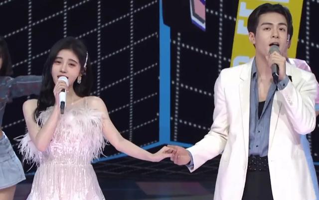 拾光盛典造型：杨幂雍容优雅，迪丽热巴造型敷衍，刘亦菲手臂抢镜