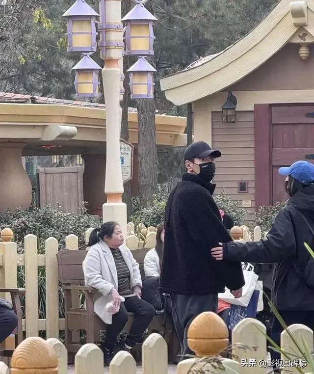 高圆圆夫妻俩带女儿游玩，赵又廷情绪失控，当场发飙