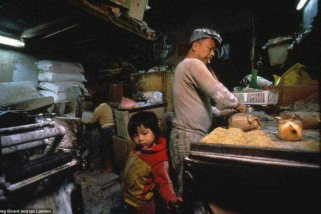 香港九龙城寨旧照：曾是香港最邪恶之地，白天警察不敢独自进入