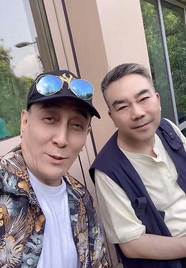 60岁喜剧演员紧急入院引担忧!身上满是仪器,憔悴无力吃素菜盒饭
