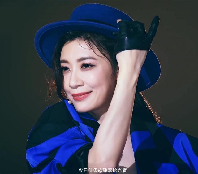 贾静雯绝美图集：49岁冻龄女神性感爆棚，这身材谁顶得住？